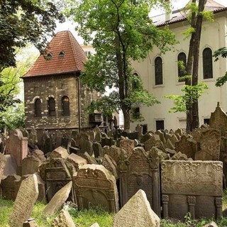 Imperia,  studente del 'Ruffini' fa il saluto fascista al ghetto ebraico di Praga: espulsione in vista