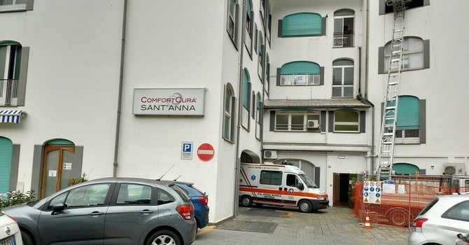 L'esterno della clinica sant'Anna dove è ricoverato il giovane L'esterno della clinica sant'Anna dove è ricoverato il giovane