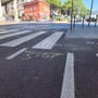 LA FOTONOTIZIA. Segnaletica “fai da te” sulla ciclabile a pettine di via Schiva