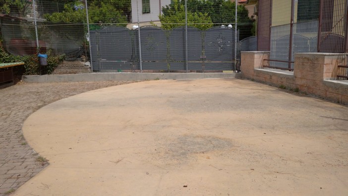 Imperia: riaperto il campetto di via don Minzoni. A pulirlo ci pensano i ragazzi. La soddisfazione di 'Genitori Attivi' (foto) Imperia: riaperto il campetto di via don Minzoni. A pulirlo ci pensano i ragazzi. La soddisfazione di 'Genitori Attivi' (foto)
