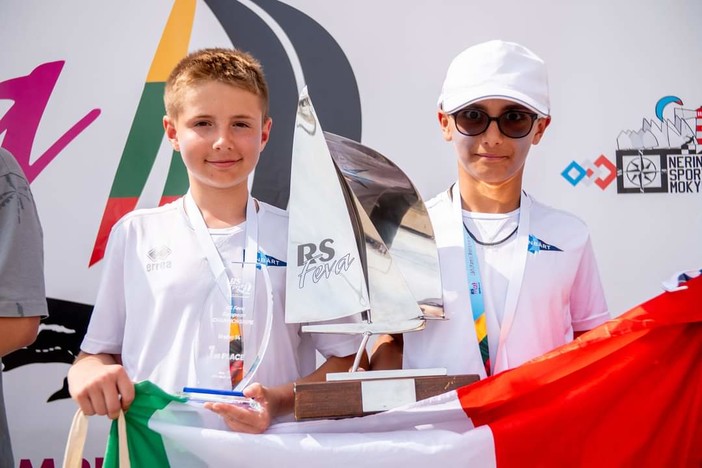 Gli imperiesi Edoardo Bastini e Samuele Bardelli campioni europei Under 14 di vela classe Feva (foto) Gli imperiesi Edoardo Bastini e Samuele Bardelli campioni europei Under 14 di vela classe Feva (foto)