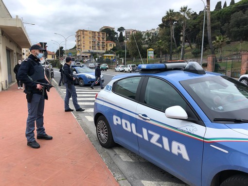 Imperia, controlli a tappeto della Polizia per il rispetto delle norme anti-covid e per prevenire un esodo incontrollato dalla Francia (foto) Imperia, controlli a tappeto della Polizia per il rispetto delle norme anti-covid e per prevenire un esodo incontrollato dalla Francia (foto)
