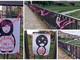Festa della Donna: fiocchi rosa e volantini sul ponte Impero (foto)