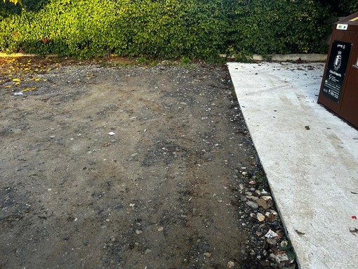 Disagi a Caramagna, il quartiere dimenticato: dai cassonetti al buio agli ingressi scolastici allagati