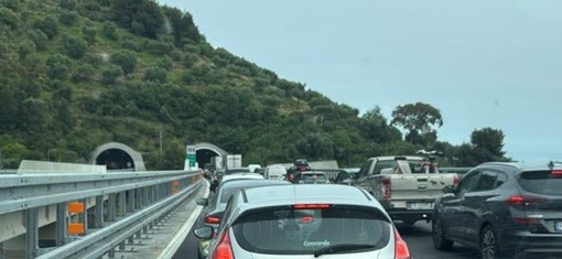 Tamponamento in A10  direzione Genova: traffico rallentato, ferito il conducente di un furgone