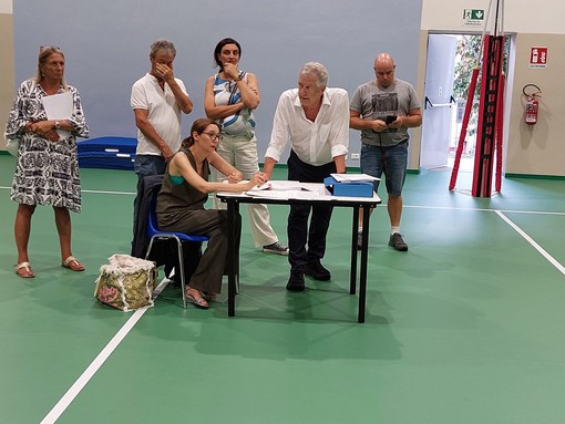 Bollette pazze, consiglio comunale aperto a Pieve di Teco: "Il sindaco prenda le nostre difese" (foto) Bollette pazze, consiglio comunale aperto a Pieve di Teco: "Il sindaco prenda le nostre difese" (foto)
