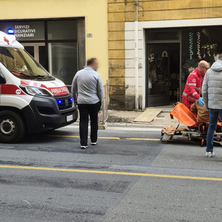 Anziano cade nel cantiere della ciclabile a pettine in via Schiva e si ferisce alla testa