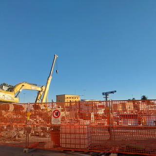 Demolita la palazzina della Capitaneria in calata Cuneo (foto)