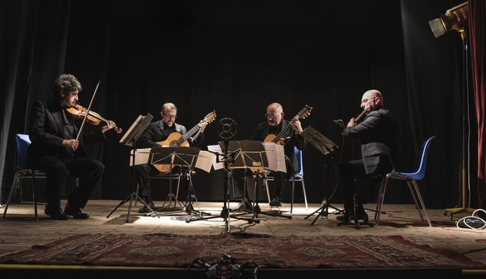 Concerto di Natale a cura della Camerata Musicale Ligure diretta dal M° Jose Scanu all' Oratorio di San Pietro Concerto di Natale a cura della Camerata Musicale Ligure diretta dal M° Jose Scanu all' Oratorio di San Pietro