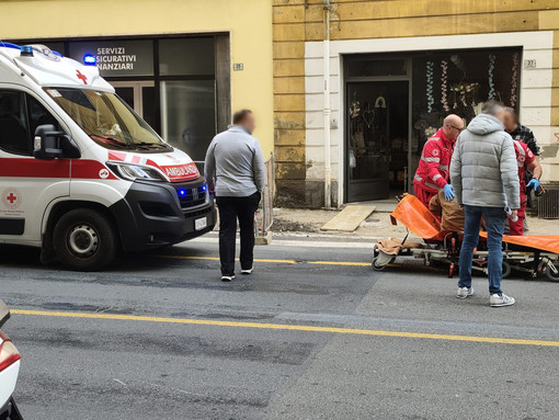 Anziano cade nel cantiere della ciclabile a pettine in via Schiva e si ferisce alla testa
