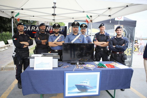 L’Arma dei Carabinieri e la Polizia di Stato presenti con uno stand all'8a edizione Windfestival di Diano Marina (foto)