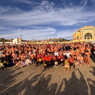 A Imperia i temerari sfidano il gelo del mare per il 16° cimento invernale A Imperia i temerari sfidano il gelo del mare per il 16° cimento invernale