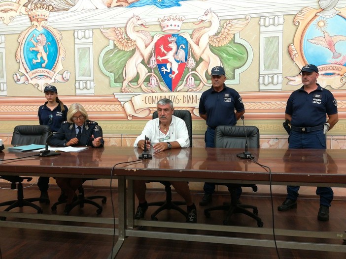 A Diano Marina ieri mattina è scattata, ad opera della Polizia municipale, "l'operazione bancarella" con un sequestro cautelare di 15792 articoli e una sanzione di 5.000 euro a un commerciante