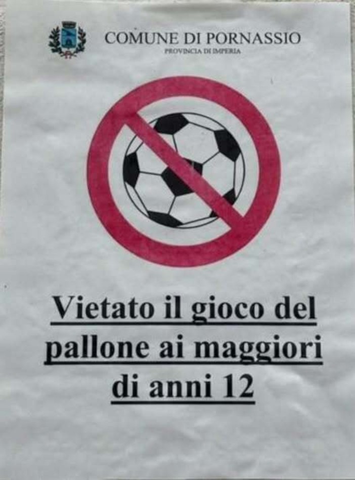 Ai Ponti di Pornassio: vietato il pallone… ma solo ai “grandi".  Il Comune non ne sa nulla