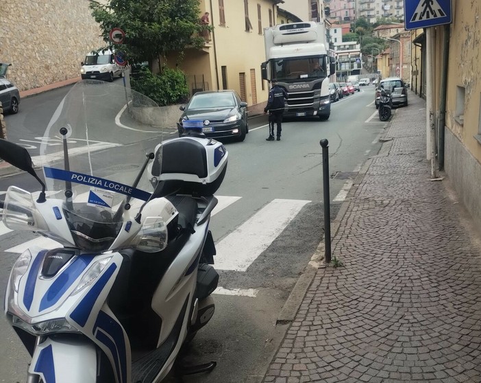 IL PUNTO. Imperia, basta un incidente a Castelvecchio per paralizzare il traffico: ora serve un vero Piano della viabilità IL PUNTO. Imperia, basta un incidente a Castelvecchio per paralizzare il traffico: ora serve un vero Piano della viabilità