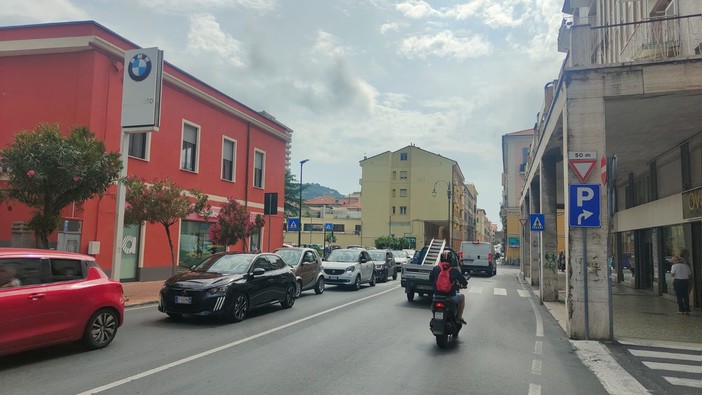 Semafori 'intelligenti', imperiesi esasperati: “Spegneteli, ci regoliamo meglio da soli”