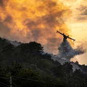 Bosco in fiamme in val Prino: elicotteri e Canadair in volo