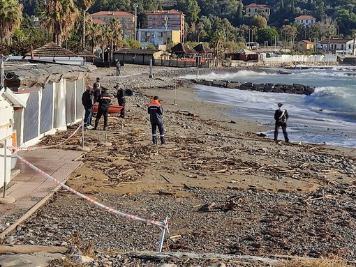 Imperia: dal mare riemerge il corpo di una donna al Prino, capitaneria sul posto per il recupero (foto e video) Imperia: dal mare riemerge il corpo di una donna al Prino, capitaneria sul posto per il recupero (foto e video)