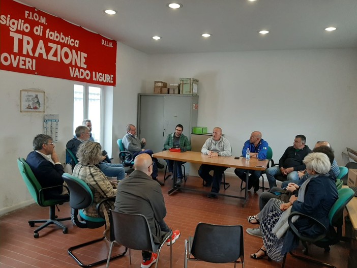 Cofferati in visita ai lavoratori Bombardier insieme ai candidati alle europee Branca e Amato (La Sinistra): "Senza una politica industriale non si può salvaguardare e rilanciare la fabbrica vadese" Cofferati in visita ai lavoratori Bombardier insieme ai candidati alle europee Branca e Amato (La Sinistra): "Senza una politica industriale non si può salvaguardare e rilanciare la fabbrica vadese"