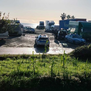 Imperia, controlli interforze nel parcheggio di Lungomare Vespucci Imperia, controlli interforze nel parcheggio di Lungomare Vespucci