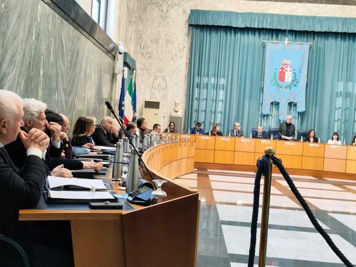 Scontro sugli autovelox, bagarre in Consiglio. Il sindaco: "Sono gli automobilisti ad aver violato le regole"