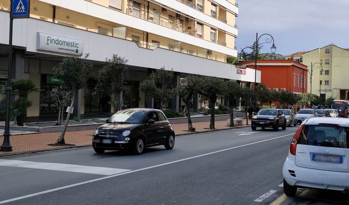 Semaforo "intelligente" sul ponte Impero: continua la sperimentazione tra polemiche e rallentamenti