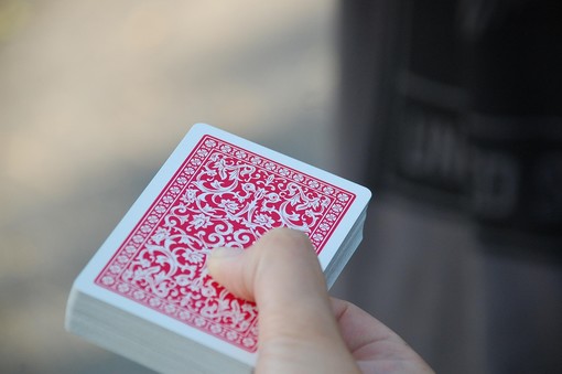 Un viaggio tra scopa e briscola: i giochi di carte che uniscono il Mezzogiorno Un viaggio tra scopa e briscola: i giochi di carte che uniscono il Mezzogiorno