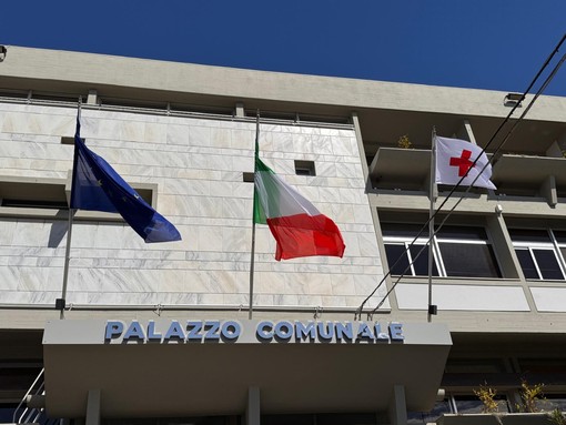 Diano Marina, la bandiera della Croce Rossa sventola dal Palazzo comunale