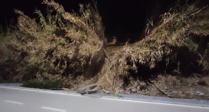 Sulla ciclabile all’altezza di Barbarossa crolla un tratto di muro