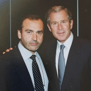 Il già Comandante dei NOCS Claudio Clemente ospite dei Martedì Letterari del casinò di Sanremo. Nella foto Clemente assieme al 43º presidente degli Stati Uniti d'America George W. Bush
