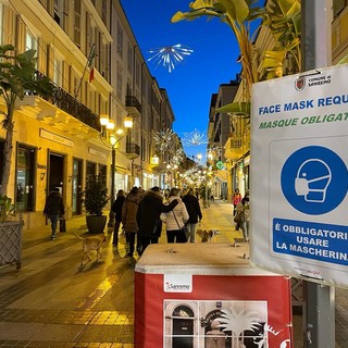 I cartelli che obbligano all'uso della mascherina in centro a Sanremo