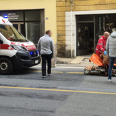 Anziano cade nel cantiere della ciclabile a pettine in via Schiva e si ferisce alla testa