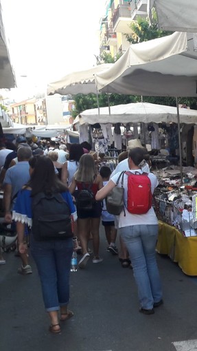 Diano Marina: proseguono i controlli al mercato della Polizia Municipale. Multati due esercenti per violazione al regolamento del decoro