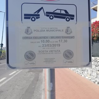 Imperia: la Polizia Locale non rimuove il cartello di divieto per la Milano-Sanremo e il carro attrezzi porta via le auto, multa e 140 euro per recuperare i mezzi