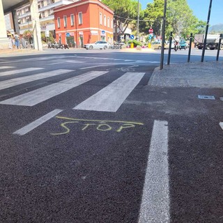 LA FOTONOTIZIA. Segnaletica “fai da te” sulla ciclabile a pettine di via Schiva