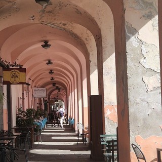 Portici di Calata Cuneo, Imperia: una bellezza corrosa dalla salsedine