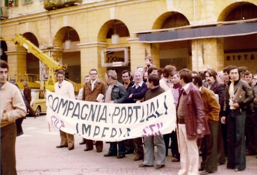 16 APRILE 1977. I camalli imperiesi occupano il Comune: &quot;Difenderemo il futuro del porto commerciale&quot;. In ballo il progetto per realizzare maxi silos
