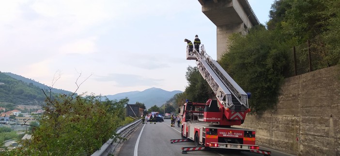 Imperia: cadono calcinacci dal cavalcavia a Castelvecchio, chiuso tratto della 28 e una corsia dell'autostrada