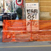Ciclabile a pettine di via Schiva, cartello vandalizzato con una scritta choc