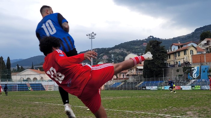 Costantini anticipato da un difensore avversario                                                                                 (Foto Flammia)