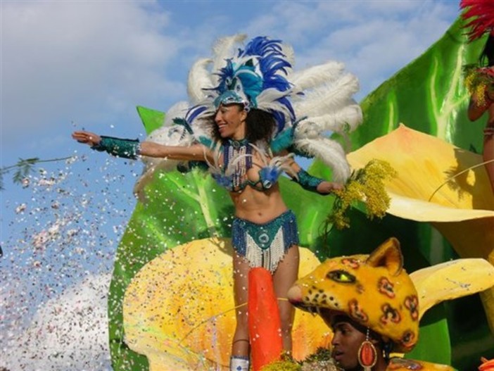 Diano Marina: prove generali per il ritorno del Carnevale in grande stile, quest'anno tornerà uno degli storici carri