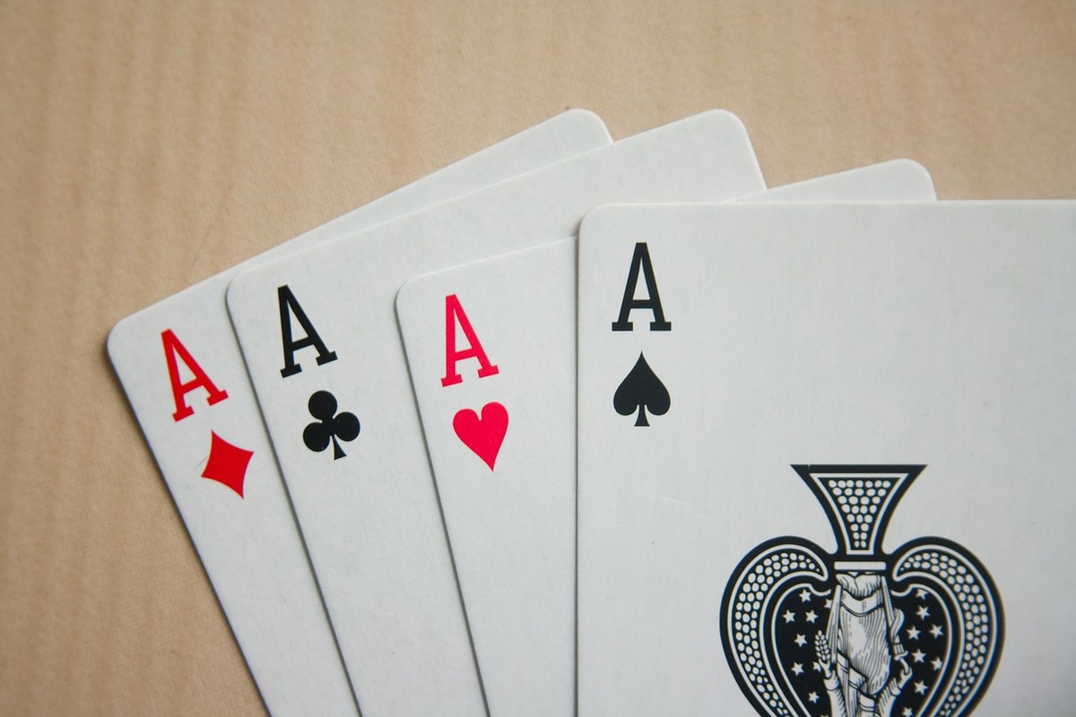 Come si gioca a Hi-Low, il gioco che si ispira al poker