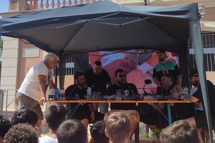 Un fiume di appassionati dei Pokémon per l’arrivo di Cicciogamer89 in città