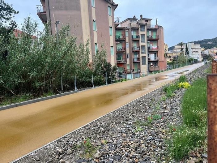 A Diano Marina la pista ciclabile che diventa una piscina