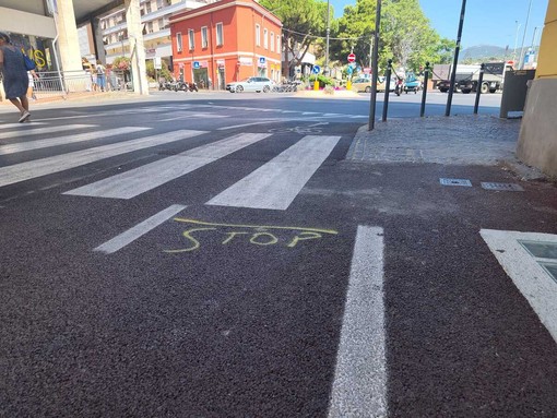 LA FOTONOTIZIA. Segnaletica “fai da te” sulla ciclabile a pettine di via Schiva LA FOTONOTIZIA. Segnaletica “fai da te” sulla ciclabile a pettine di via Schiva