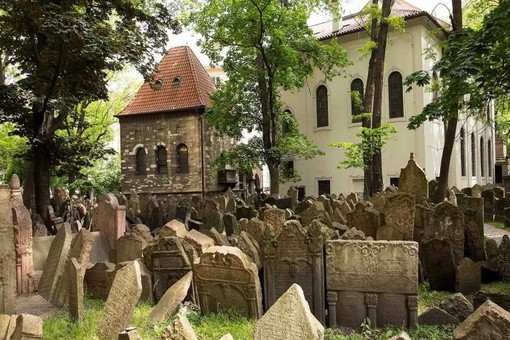 Imperia,  studente del 'Ruffini' fa il saluto fascista al ghetto ebraico di Praga: espulsione in vista