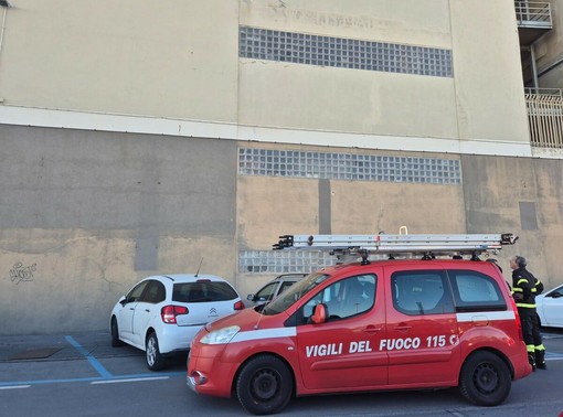 Cadono vetri nel parcheggio di piazzale Maestri del Commercio