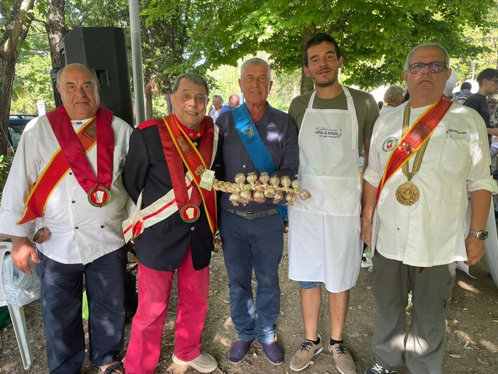 Fiera dell’Aglio di Vessalico, Enzo Martino vince il Campionato nazionale di salsa al mortaio