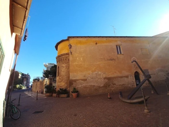 ACCADDE OGGI, 31 agosto 1978. Il Comune espropria la chiesetta dei cavalieri di Malta, l’ex albergo dove riparò anche il grande Petrarca ACCADDE OGGI, 31 agosto 1978. Il Comune espropria la chiesetta dei cavalieri di Malta, l’ex albergo dove riparò anche il grande Petrarca
