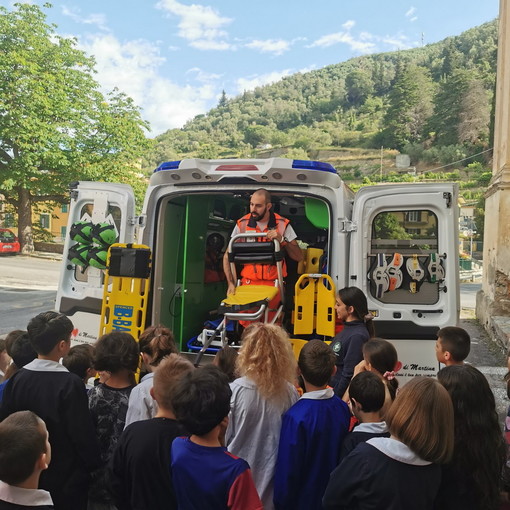 Dolcedo: la Croce Bianca di Imperia incontra i piccoli della scuola del infanzia e della Primaria (foto) Dolcedo: la Croce Bianca di Imperia incontra i piccoli della scuola del infanzia e della Primaria (foto)